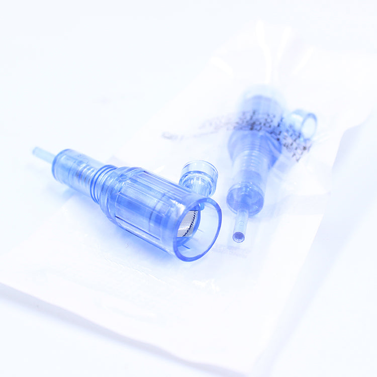 Threaded blue microneedle interface